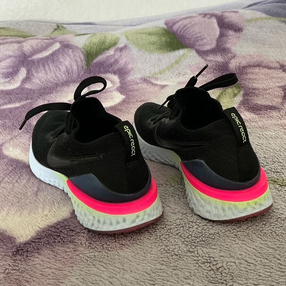 Nike Epic React Flyknit 2 Women’s Athletic Shoes - Picture 11 of 14